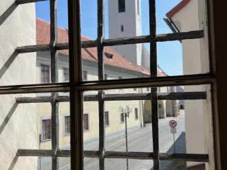 pohled z Dlouhé chodby na kostel